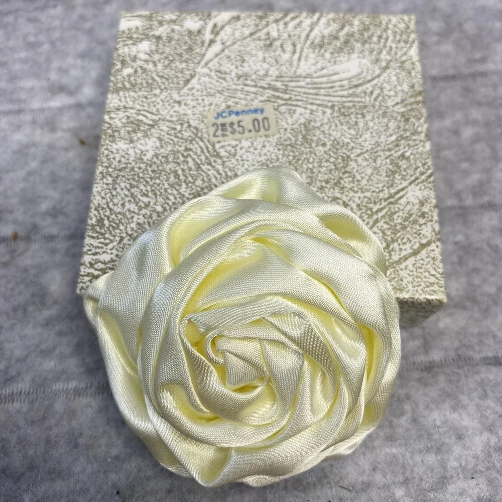 Vintage Ivory Satin Rosette Pin Lapel Hat Wedding‎